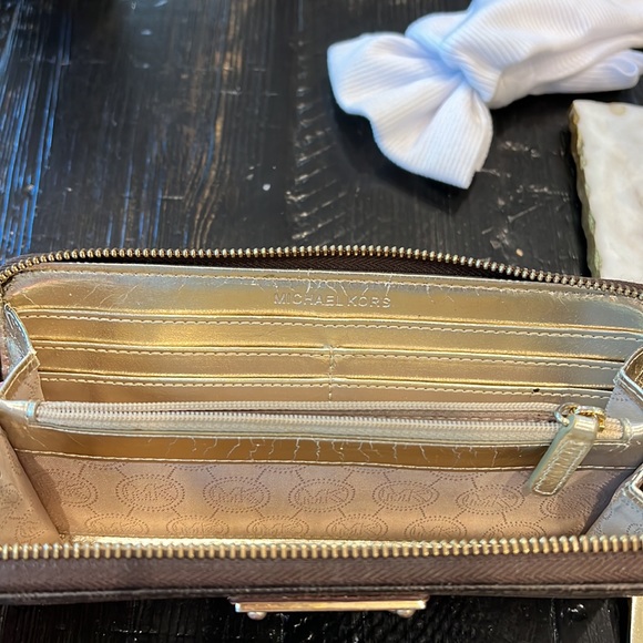 Michael Kors classic print zip wallet - Picture 3 of 5